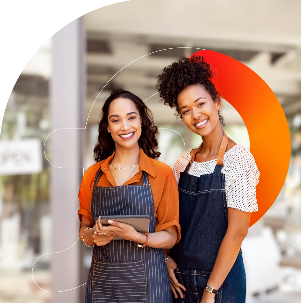 Duas empreendedoras sorridentes em sua loja